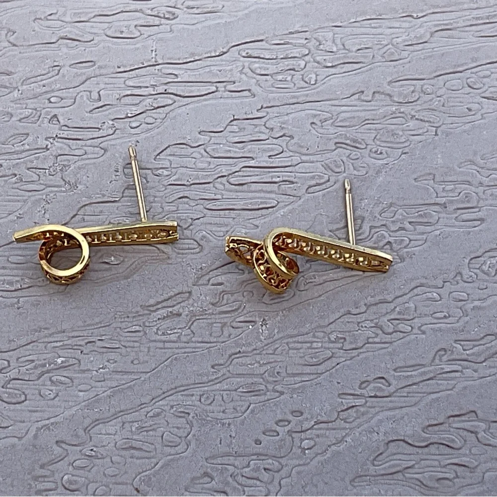 Filigree Goldtone Earrings Post Pierced 0.5” long